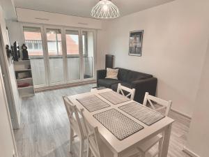 Χώρος καθιστικού στο 2 Bedrooms Seaside, Wifi & Linen, Equipped Kitchen +2 φωτογραφίες