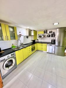 Η κουζίνα ή μικρή κουζίνα στο Bonito Chalet en Benidorm, negocios, estudios, salud +14 φωτογραφίες