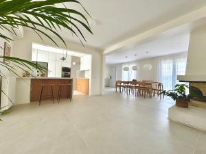 a large living room with a kitchen and dining room at Villa luxueuse avec piscine chauffée in Gujan-Mestras
