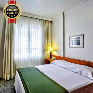 Una habitación de hotel con una cama y una ventana. en Premium Flats - Saint Martin, en Fortaleza