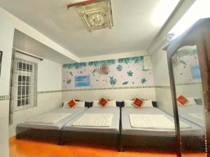 Ένα ή περισσότερα κρεβάτια σε δωμάτιο στο Anh Quân Hotel +34 φωτογραφίες