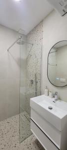 Salle de bains dans l'établissement A Cheerful villa with free parking space 8 autres photos