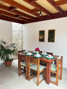 mesa de comedor con 4 sillas en Casa Aloha, en São Miguel do Gostoso