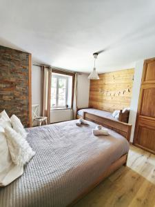 a bedroom with a large bed with two towels on it at Gîte de Charme nature, calme, randonnée et air pur in Le Valtin