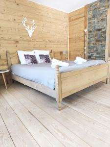 a bedroom with a bed in a wooden room at Gîte de Charme nature, calme, randonnée et air pur in Le Valtin