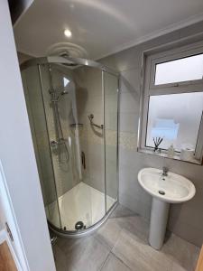 un baño con ducha y lavabo en Charlie Óg's Bridge House, en Dungloe 10 fotos más