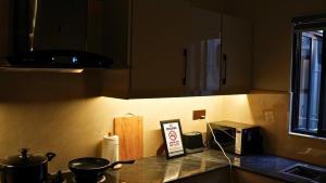 Fotografie z fotogalerie ubytování Luxury 1BR Designer Condo at Zeta Mall Islamabad Balcony, Parking & Steps from Giga Mall v destinaci Islámábád