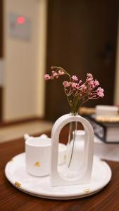 Fotografie z fotogalerie ubytování Luxury 1BR Designer Condo at Zeta Mall Islamabad Balcony, Parking & Steps from Giga Mall v destinaci Islámábád + 80 fotografií