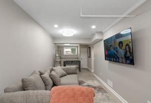 Μια τηλεόραση ή/και κέντρο ψυχαγωγίας στο 76 Macon Place