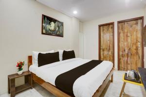 Un dormitorio con una cama grande y una ventana. en Hotel O Amazing House, en Nueva Delhi