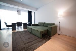 Ruang duduk di Executive 1BR Apartment, Wi-Fi & Work Stays, Pipera Business Area +70 gambar