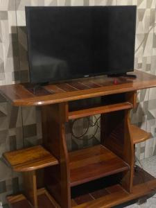 a tv sitting on top of a wooden table at kit-nets familiar in Belém