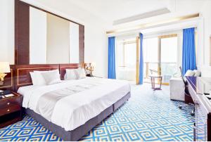 Postel nebo postele na pokoji v ubytování GoldOne Hotel & Suites