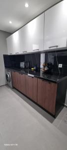 Η κουζίνα ή μικρή κουζίνα στο Modern Retreat in the Wilaya