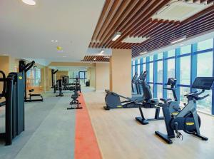 ein Fitnessstudio mit Laufbändern und Cardiogeräten in einem Gebäude in der Unterkunft City Garden Inside IT Park Gym & Pool Fast Wi-Fi in Cebu City