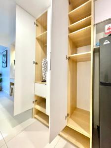 eine Küche mit weißen Schränken und einem Kühlschrank in der Unterkunft City Garden Inside IT Park Gym & Pool Fast Wi-Fi in Cebu City