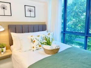 Schlafzimmer mit einem Bett und einem Fenster in der Unterkunft City Garden Inside IT Park Gym & Pool Fast Wi-Fi in Cebu City + 57 Fotos
