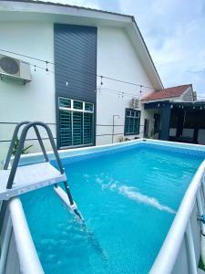 Bazén v ubytování CozyHomestay54 Mersing nebo v jeho okolí