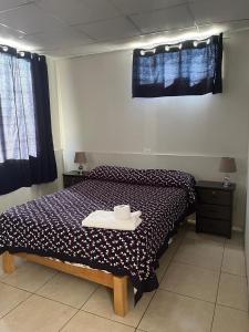 Un pat sau paturi într-o cameră la Habitacion matrimonial, con vista a los Volcanes, baño compartido