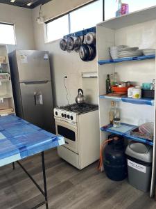 O bucătărie sau chicinetă la Habitacion matrimonial, con vista a los Volcanes, baño compartido