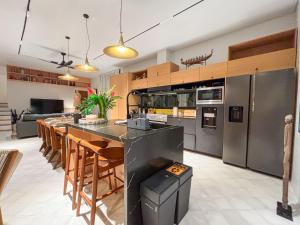 - une cuisine avec un grand îlot et un comptoir dans l'établissement Uma Ugeng Cemagi 2 BR, à Cemagi