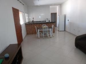 a kitchen and a dining room with a table and chairs at Chácara da Nina - Itatiba in Itatiba