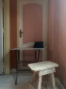a table and a bench in a room at Aladdin inn نزل علاء الدين in Qasr Al Farafirah