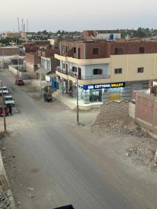 an empty street in a city with a building at Aladdin inn نزل علاء الدين in Qasr Al Farafirah