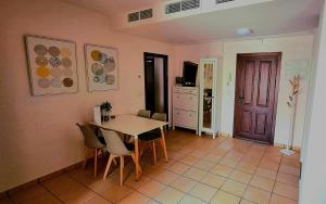 a kitchen and dining room with a table and chairs at Casa Flamingolf Apartment in Fuente Alamo