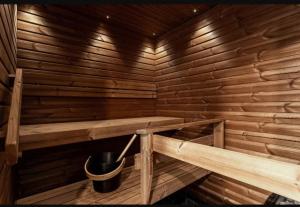 a small wooden sauna with a bucket in it at Holiday Club Vierumäki Apartments in Vierumäki