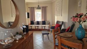 a living room with a couch and a table at Ria's Birds in Cabanas de Tavira