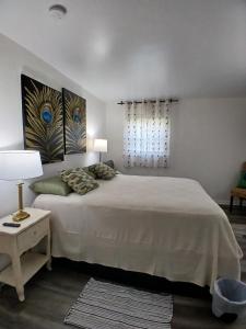 Ένα ή περισσότερα κρεβάτια σε δωμάτιο στο Cozy Cool Ranch!