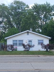 Casa blanca con 2 ventanas en una calle en Cozy Cool Ranch!, en Indianápolis 66 fotos más