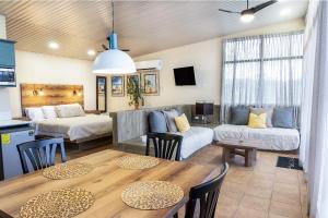 a living room with a couch and a table at Villa Encanto Ecolodge in Calobre