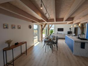 Kuchyň nebo kuchyňský kout v ubytování Le Hangar de Moguériec SIBIRIL bord de mer + 37 fotografií
