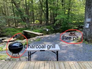 un foyer et un grill dans une forêt dans l'établissement Secluded Poconos Greekside Cabin - Mins to Camelback, à Tannersville 23 autres photos
