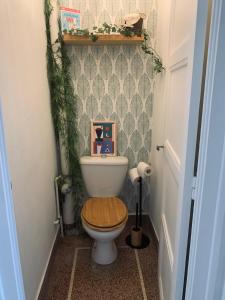 e bagno con servizi igienici e sedile in legno. di L'Olivier #Terrasse #Confort a Clermont-Ferrand