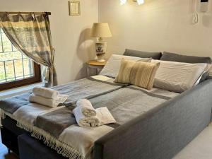 Ένα ή περισσότερα κρεβάτια σε δωμάτιο στο Agriturismo Corte Busòla jacuzzi riscaldata uso esclusivo ad un passo da Verona