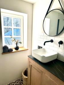 a bathroom with a sink and a mirror at Kleines Landhaus von 1870 in Ruppichteroth