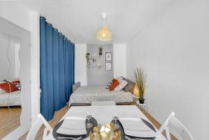 Ένα ή περισσότερα κρεβάτια σε δωμάτιο στο Studio Cosy - Gare - Métro - Calme - central +16 φωτογραφίες