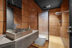 Ванная комната в Executive Chalet with Elegant Design A5 +9 фотографий