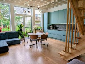 萨基爱伊Lithuania Sakiai的配有桌椅的厨房和客厅