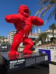 une statue d'un homme araignée rouge sur une plate-forme dans l'établissement Studio Terrasse Vue Mer Saint-Raphaël - Plages, Ville et Gare à Pied, à Saint-Raphaël
