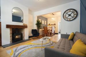 ein Wohnzimmer mit Couch und Kamin in der Unterkunft The cottage near the castle in Conisbrough