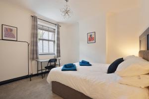 ein Schlafzimmer mit einem Bett und einem Schreibtisch darin in der Unterkunft The cottage near the castle in Conisbrough