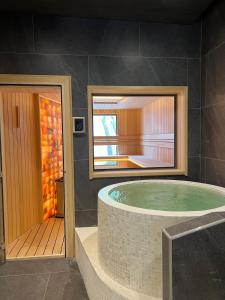 Koupelna v ubytování Luxury Spa Villa 5BR in Choengmon