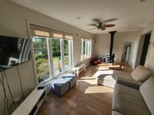 Μια τηλεόραση ή/και κέντρο ψυχαγωγίας στο Chalet familial, vue sur le lac