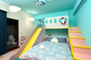 a childs bedroom with a bunk bed and a staircase at Wawa Ocean Family B&B in Taitung City +3 photos