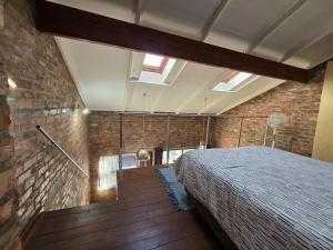 Postel nebo postele na pokoji v ubytování Central Walmer Loft apartment