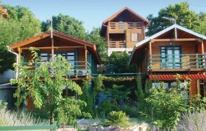 Vonkajšia záhrada v ubytovaní Zeus-Village οικισμός φινλανδικών chalet με πισίνες & γυμναστήριο